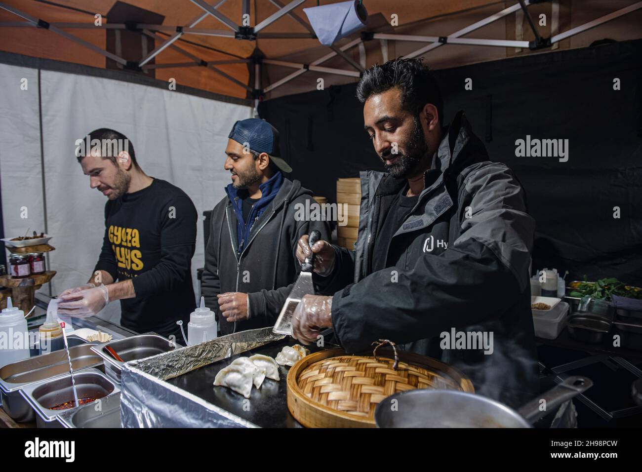 Uno stalla di cibo streetfood Gyoza Guys di Amir PEM al Maltby Street Market di Londra il Sabato mattina Foto Stock