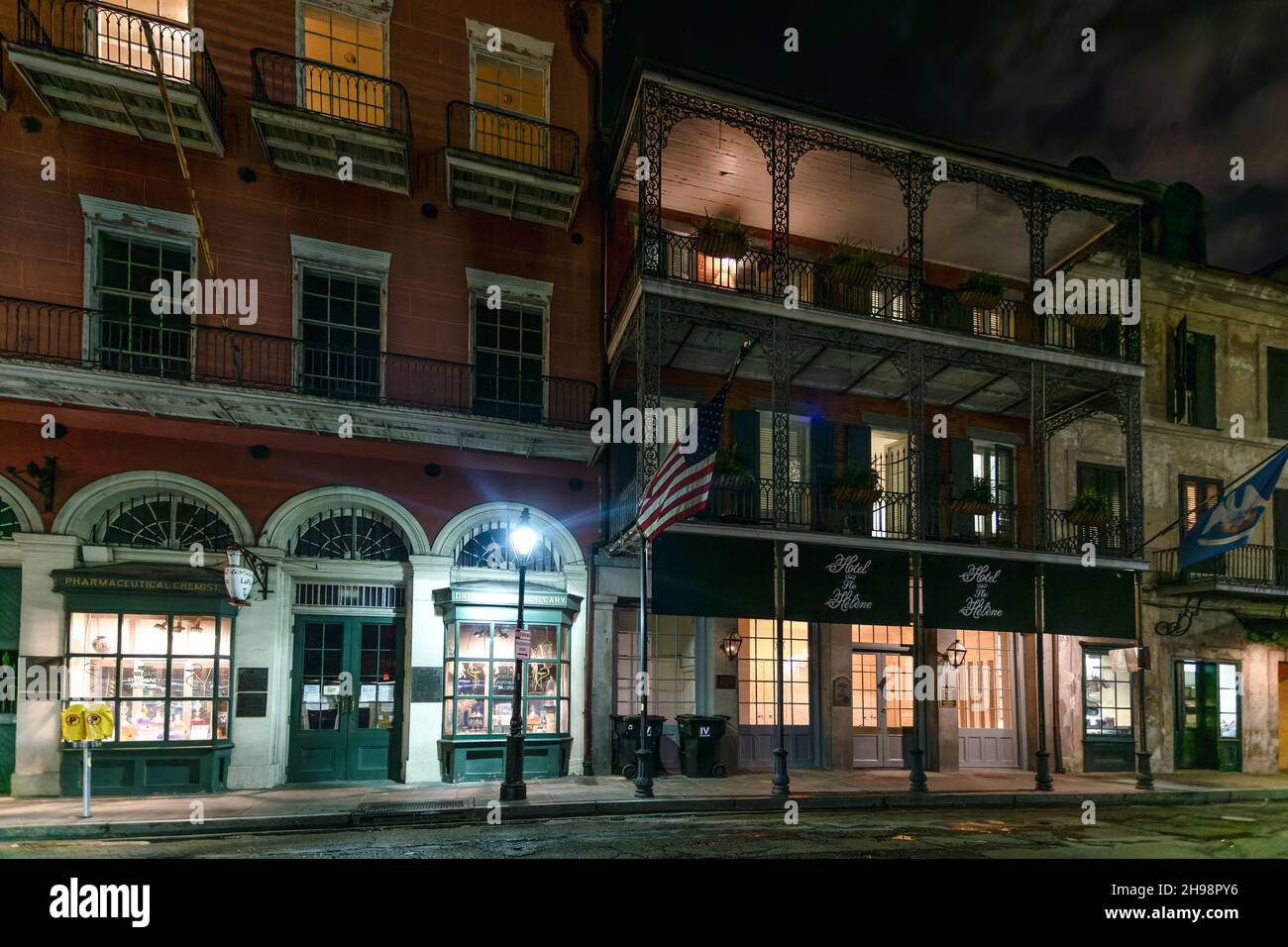 Il Museo della Farmacia e l'hotel St Helene di notte nel quartiere Francese di New Orleans Foto Stock