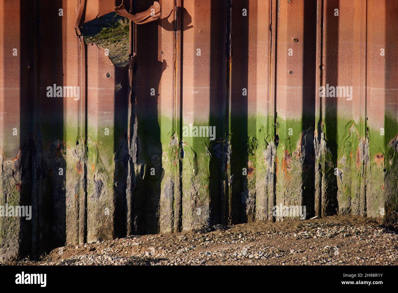 Resti di ferro di lavorazione del porto di Pagham del passato. Foto Stock