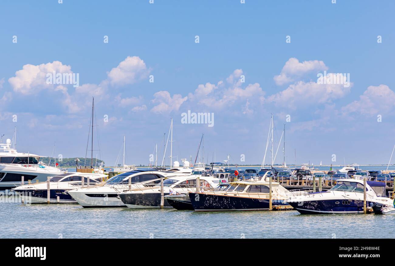 Barche a motore in scivoli su Long Wharf, Sag Harbor, NY Foto Stock