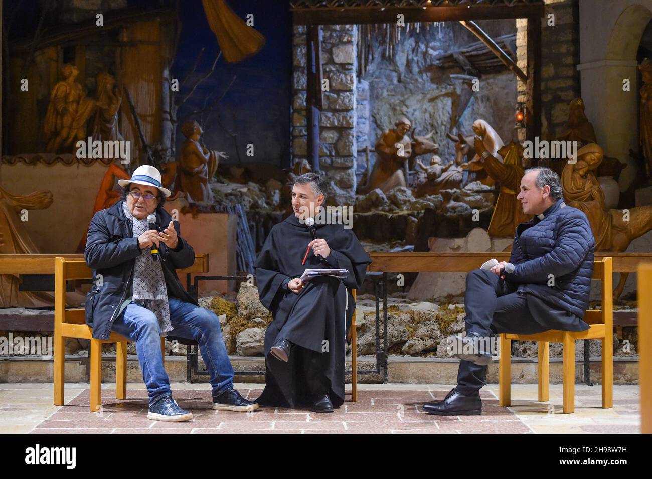 Rieti, Rieti, Italia. 4 Dic 2021. Greccio, 4 dicembre 2021 al Bano Carrisi a Greccio, parla di San Francesco. Nell'evento del Santuario di Greccio per l'ultimo incontro per il centenario della rivista San Francesco.Â oltre al vescovo di Rieti, Domenico Pompili, il dialogo sul tema della 'rinascita' ha visto la partecipazione del custode del Santuario del primo presepe, Padre Carlo Serri, Il sindaco della città, Emiliano Fabi e cantautore al Bano, pugliese, volto della televisione e della musica nazionale ed internazionale. L'evento sarà ospitato dal direttore della fra Foto Stock