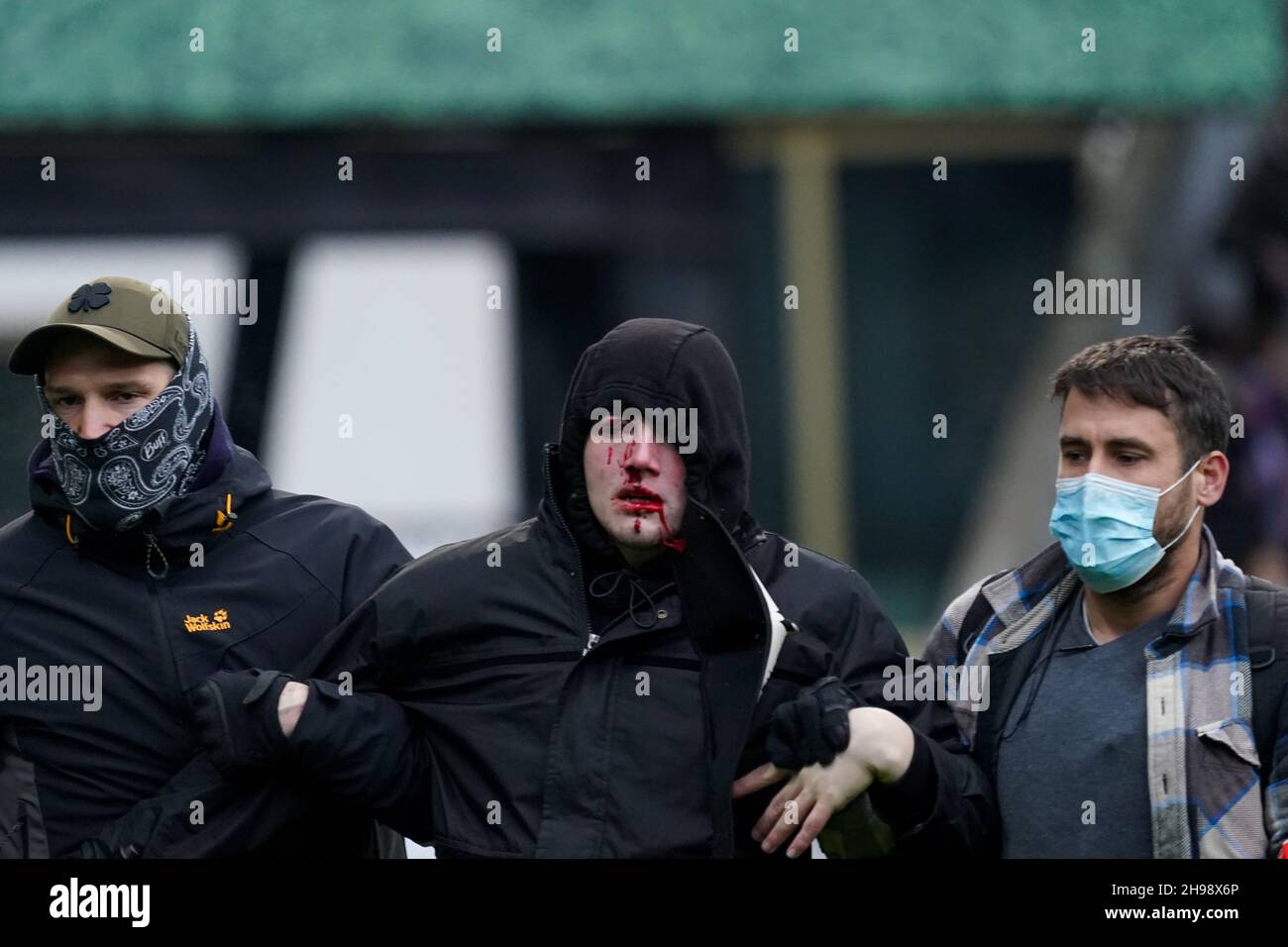 ANTWERPEN, BELGIO - 5 DICEMBRE: K. Beerschot V.A. hooligan durante la partita della Jupiler Pro League tra K. Beerschot V.A. e il Royal Antwerp FC all'Olympisch Stadion il 5 dicembre 2021 ad Antwerpen, Belgio (Foto di Jeroen Meuwsen/Orange Pictures) Foto Stock