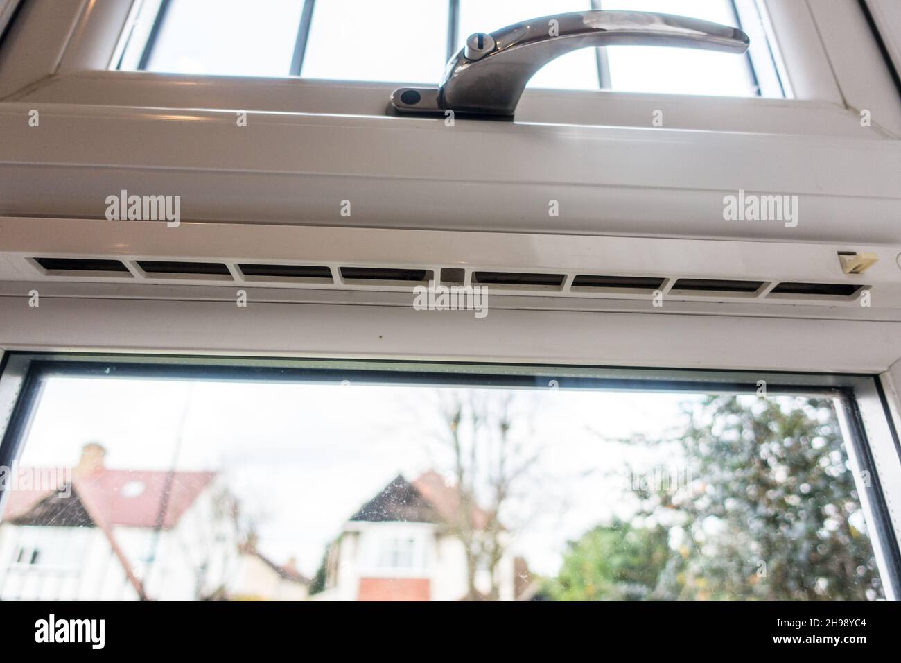Ventilazione di trickle nella finestra UPVC per ridurre la condensa e la muffa rimuovendo l'aria stantia Foto Stock