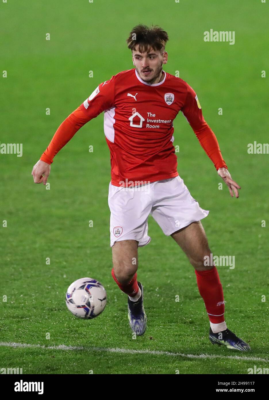 Barnsley's Liam Kitching durante la partita Sky Bet Championship a Oakwell, Barnsley. Data foto: Sabato 4 dicembre 2021. Foto Stock