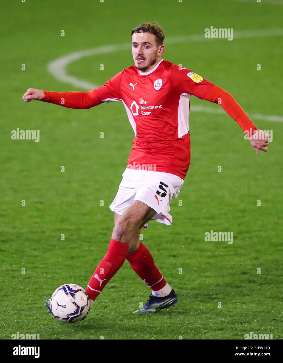 Barnsley's Liam Kitching durante la partita Sky Bet Championship a Oakwell, Barnsley. Data foto: Sabato 4 dicembre 2021. Foto Stock