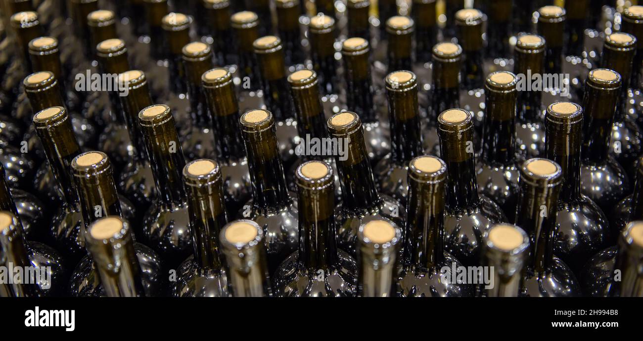Bottiglie di vino top con tappi, fondo morbido focalizzato Foto Stock