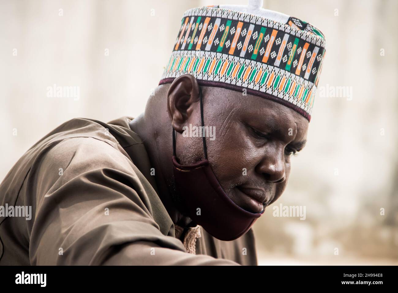 Leader del villaggio (anziani) nel villaggio africano, tradizionalmente vestito di vestiti colorati, indossando cappelli tradizionali Foto Stock