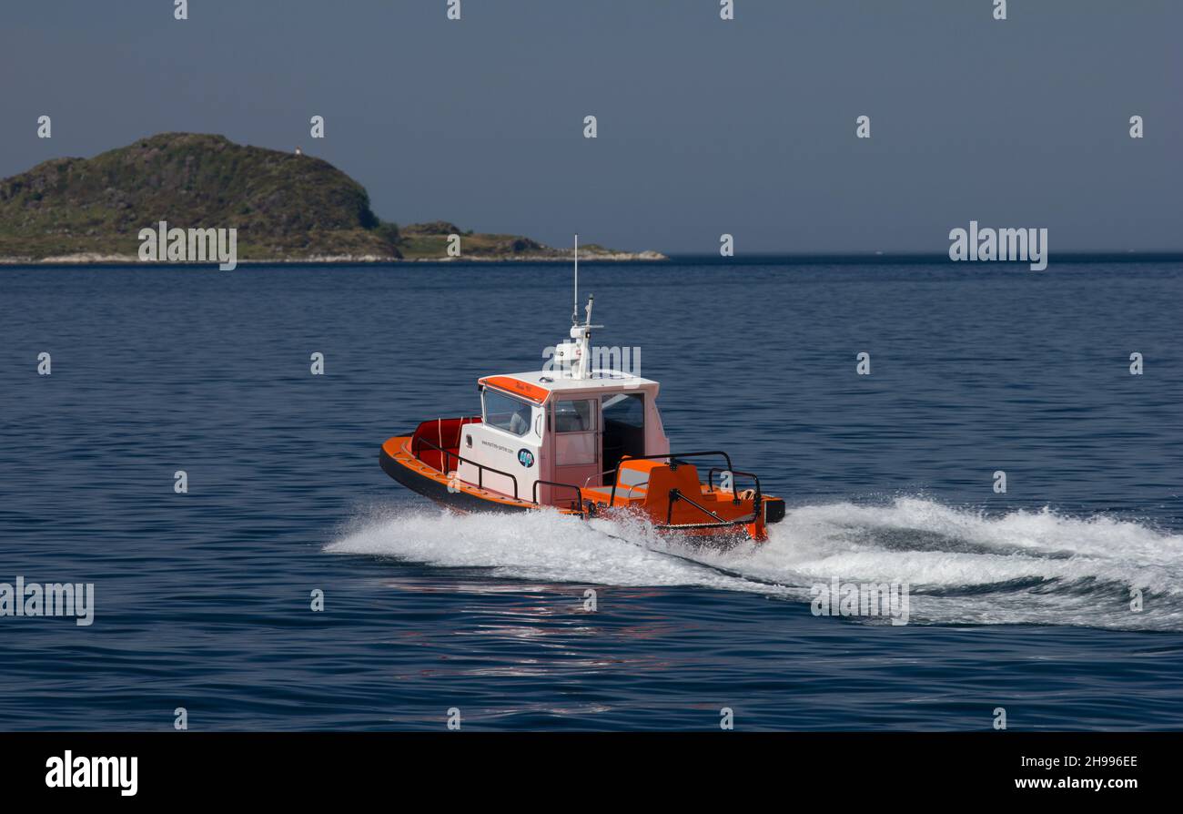Veloce nave di salvataggio in corso dal porto di Alesund in Norvegia Foto Stock