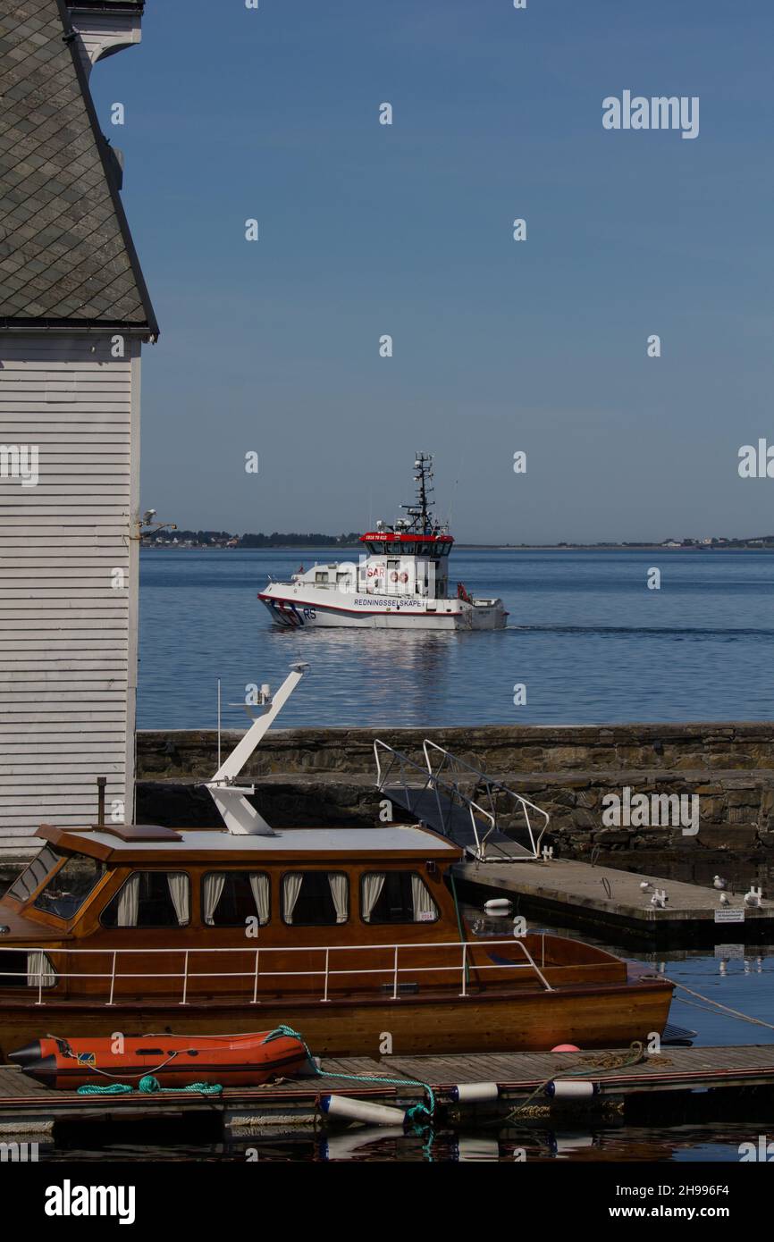Veloce nave di soccorso che lascia il porto di Alesund in Norvegia Foto Stock