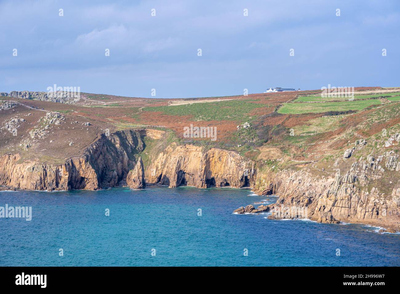 Guardando verso il basso sulle acque cristalline di Mill Bay o Nanjizal attraverso verso Lands End da South West Coast PATH. Foto Stock