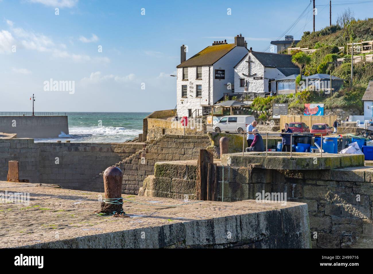 La popolare cittadina di Porthleven in Cornovaglia, con il suo pittoresco porto di pescatori e l'affascinante paesaggio locale Foto Stock