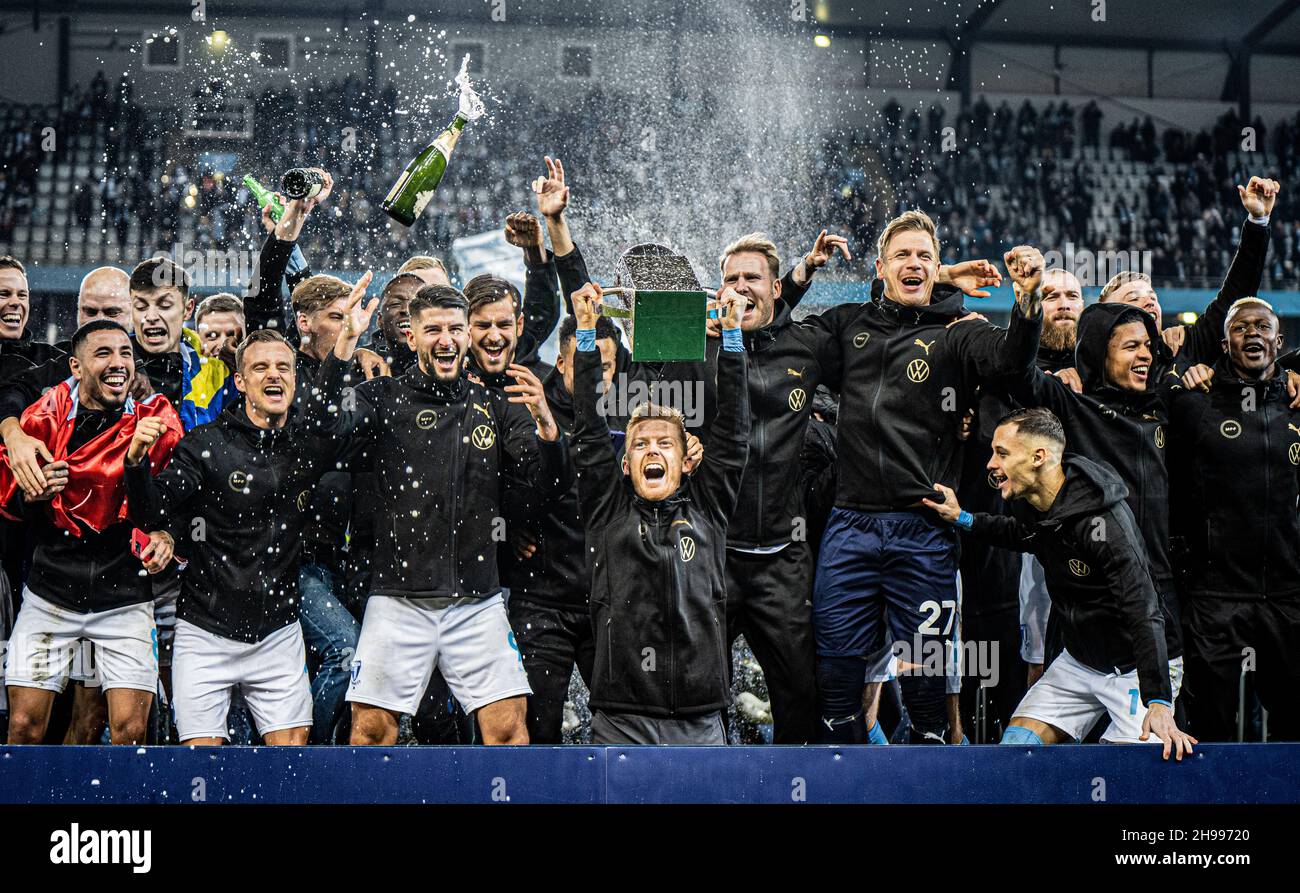 Malmoe, Svezia. 4 dicembre 2021. Anders Christiansen di Malmoe FF può sollevare il trofeo come vincitore di Allsvenskan dopo la partita di Allsvenskan tra Malmoe FF e Halmstad allo stadio Eleda di Malmoe. (Photo Credit: Gonzales Photo/Alamy Live News Foto Stock