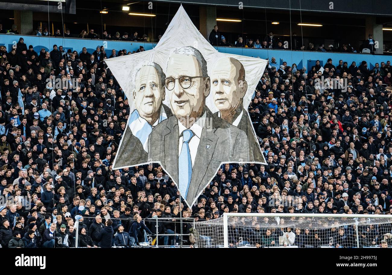 Malmoe, Svezia. 4 dicembre 2021. Gli appassionati di calcio di Malmoe FF hanno visto con un enorme tifo dietro il traguardo durante la partita Allsvenskan tra Malmoe FF e Halmstad allo stadio Eleda di Malmoe. (Photo Credit: Gonzales Photo/Alamy Live News Foto Stock