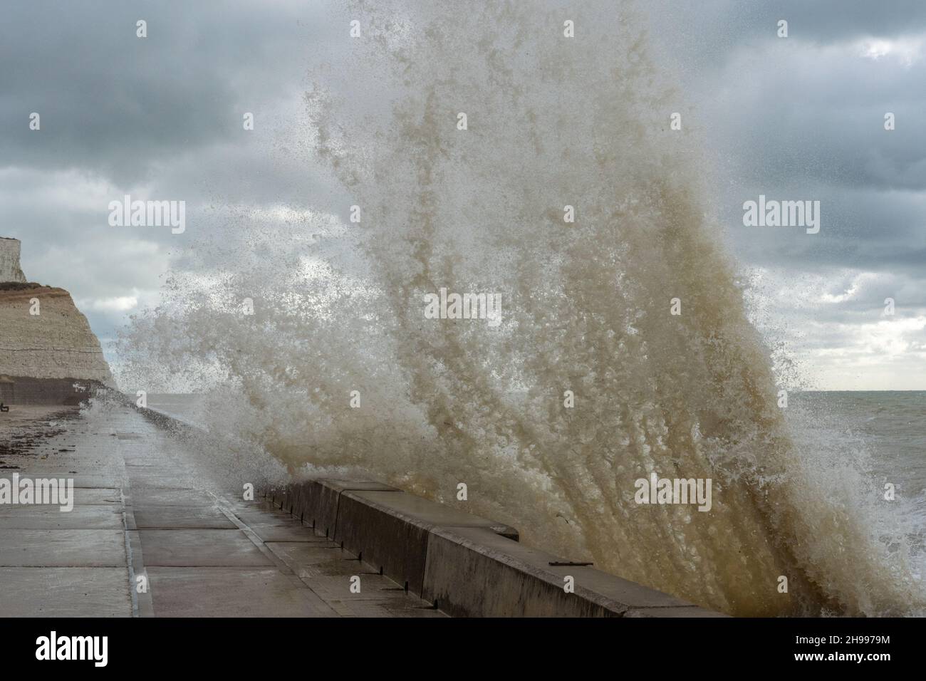 Onde che si infrangono contro la scogliera sotto la passeggiata tra Brighton e Saltdean Foto Stock