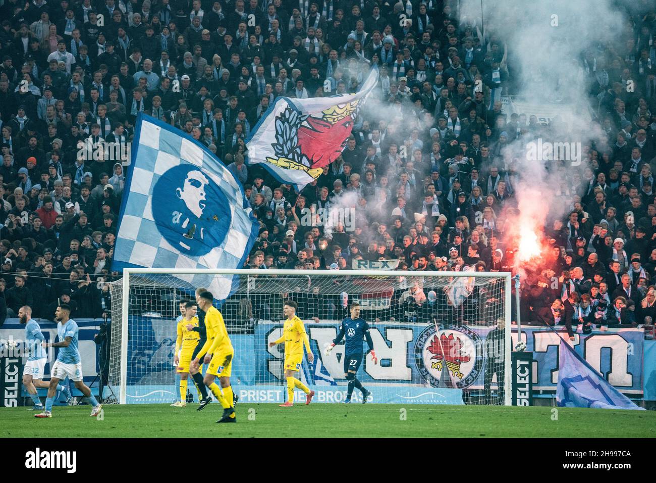 Malmoe, Svezia. 4 dicembre 2021. Gli appassionati di calcio di Malmoe FF hanno visto con razzi e granate di fumo sulle bancarelle dietro il gol durante la partita di Allsvenskan tra Malmoe FF e Halmstad allo stadio Eleda Stadion di Malmoe. (Photo Credit: Gonzales Photo/Alamy Live News Foto Stock