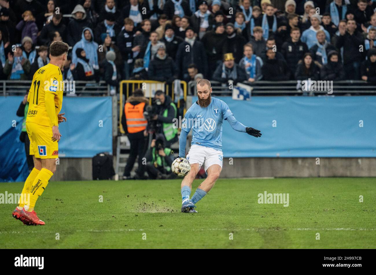 Malmoe, Svezia. 4 dicembre 2021. Jo Inge Berget (32) di Malmoe FF visto durante la partita Allsvenskan tra Malmoe FF e Halmstad allo stadio Eleda di Malmoe. (Photo Credit: Gonzales Photo/Alamy Live News Foto Stock