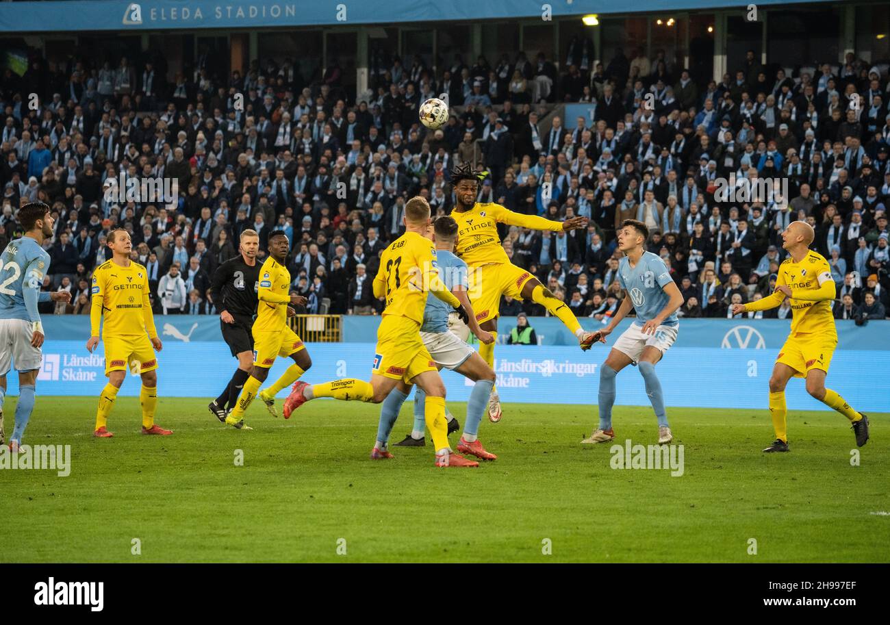 Malmoe, Svezia. 4 dicembre 2021. Joseph Baffo (5) di Halmstad BK visto durante la partita Allsvenskan tra Malmoe FF e Halmstad allo stadio Eleda di Malmoe. (Photo Credit: Gonzales Photo/Alamy Live News Foto Stock