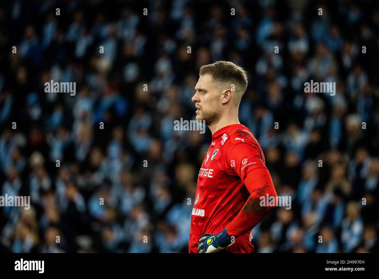 Malmoe, Svezia. 4 dicembre 2021. Il portiere Malkolm Nilsson (1) di Halmstad BK visto durante la partita Allsvenskan tra Malmoe FF e Halmstad allo stadio Eleda di Malmoe. (Photo Credit: Gonzales Photo/Alamy Live News Foto Stock