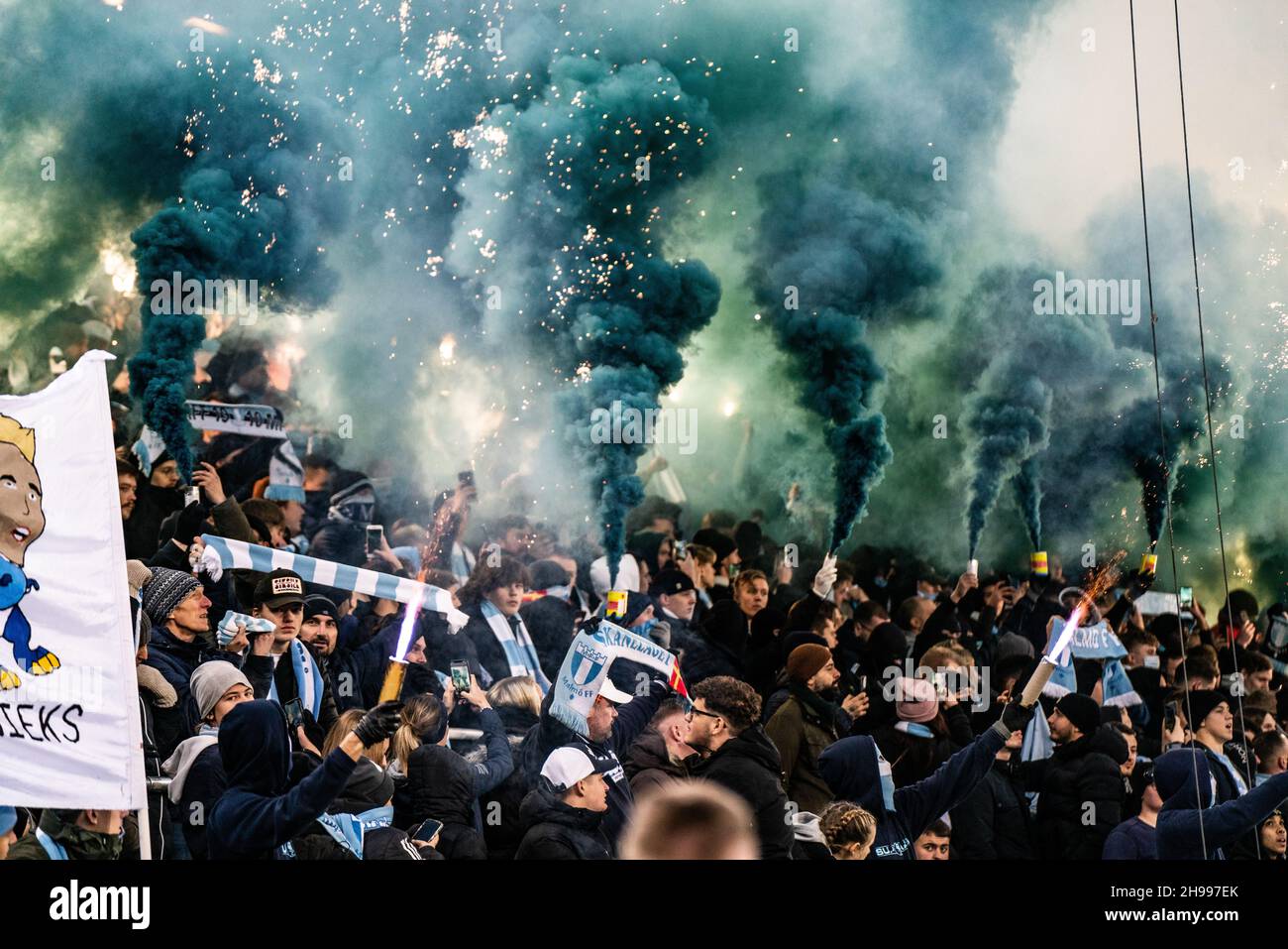 Malmoe, Svezia. 4 dicembre 2021. Gli appassionati di calcio di Malmoe FF hanno visto con razzi e granate di fumo sugli stand durante la partita di Allsvenskan tra Malmoe FF e Halmstad allo stadio Eleda di Malmoe. (Photo Credit: Gonzales Photo/Alamy Live News Foto Stock