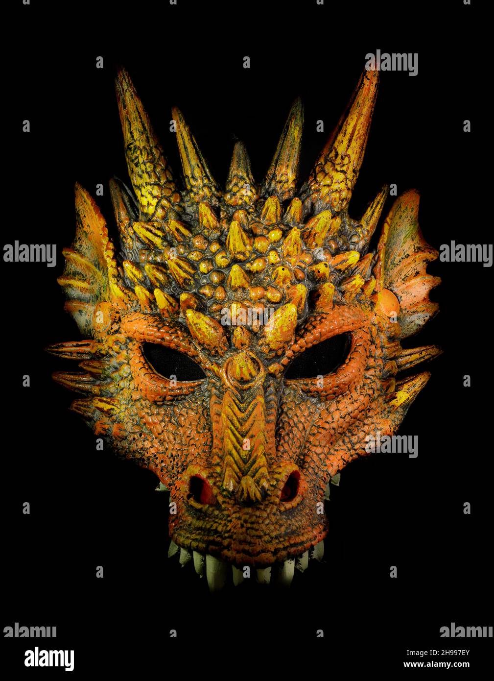 3D Dragon Mask isolato contro sfondo nero Foto Stock