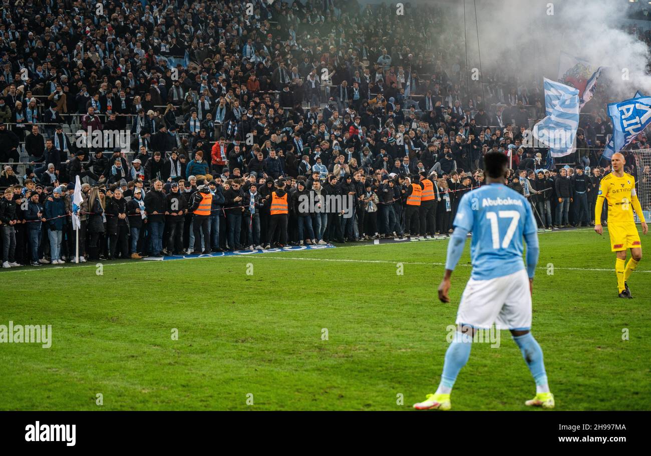 Malmoe, Svezia. 4 dicembre 2021. Gli appassionati di calcio di Malmoe FF si allineano lungo il campo negli ultimi minuti della partita di Allsvenskan tra Malmoe FF e Halmstad all'Eleda Stadion di Malmoe. (Photo Credit: Gonzales Photo/Alamy Live News Foto Stock