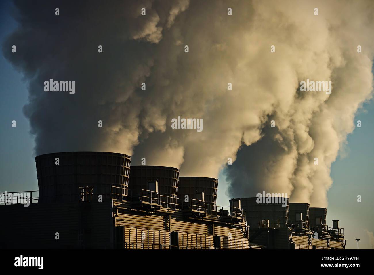 Camini di fabbrica con emissione di fumo. Inquinamento industriale di fabbrica, gas di scarico di fumkestack. Camino di fabbrica Foto Stock