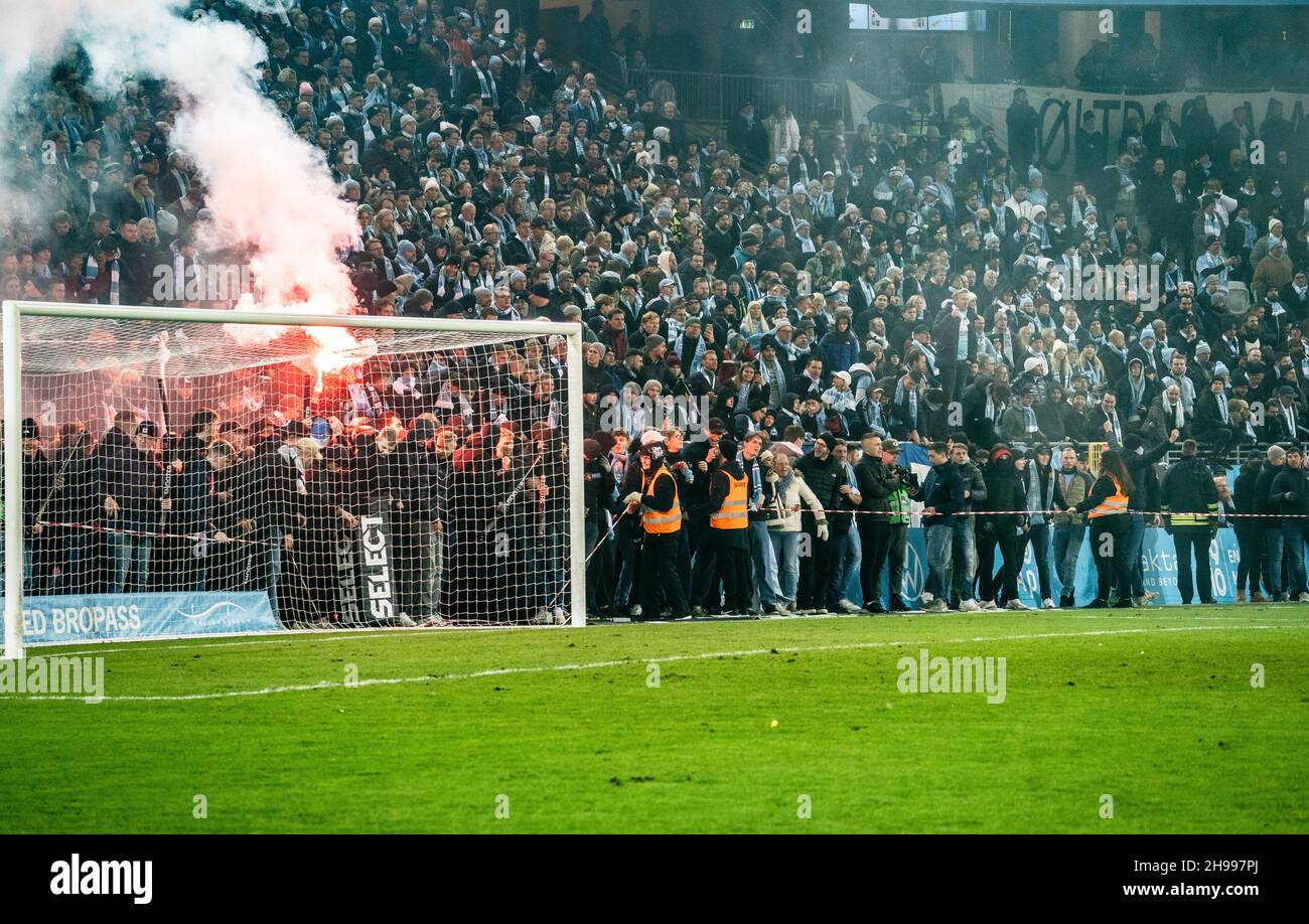 Malmoe, Svezia. 4 dicembre 2021. Gli appassionati di calcio di Malmoe FF si allineano lungo il campo negli ultimi minuti della partita di Allsvenskan tra Malmoe FF e Halmstad all'Eleda Stadion di Malmoe. (Photo Credit: Gonzales Photo/Alamy Live News Foto Stock