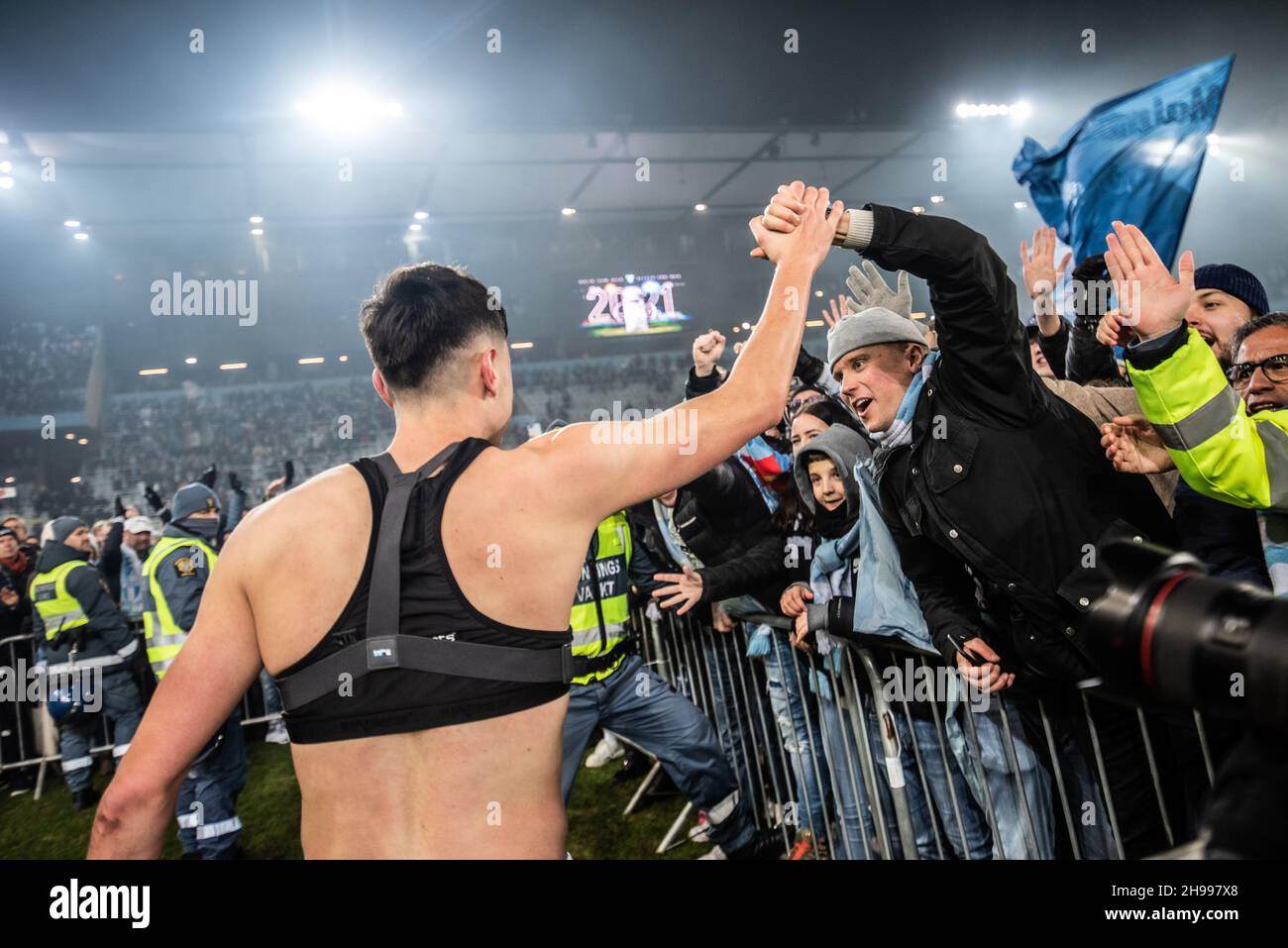 Malmoe, Svezia. 4 dicembre 2021. Anel Ahmedhodzic (15) di Malmoe FF festeggia la vittoria e il campionato con i tifosi dopo la partita Allsvenskan tra Malmoe FF e Halmstad allo stadio Eleda di Malmoe. (Photo Credit: Gonzales Photo/Alamy Live News Foto Stock