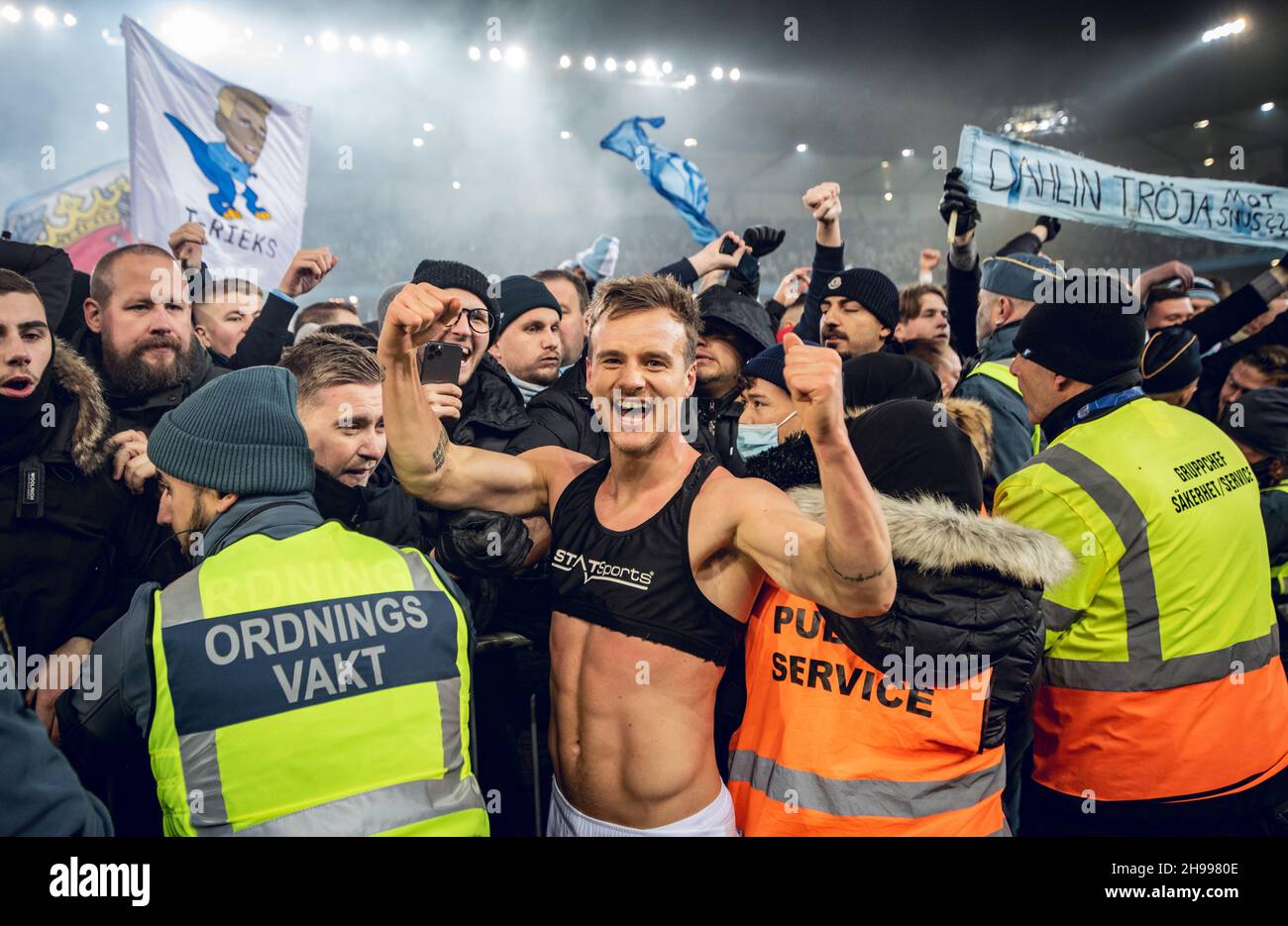 Malmoe, Svezia. 4 dicembre 2021. Eric Larsson di Malmoe FF festeggia la vittoria e il campionato con i tifosi dopo la partita Allsvenskan tra Malmoe FF e Halmstad allo stadio Eleda di Malmoe. (Photo Credit: Gonzales Photo/Alamy Live News Foto Stock