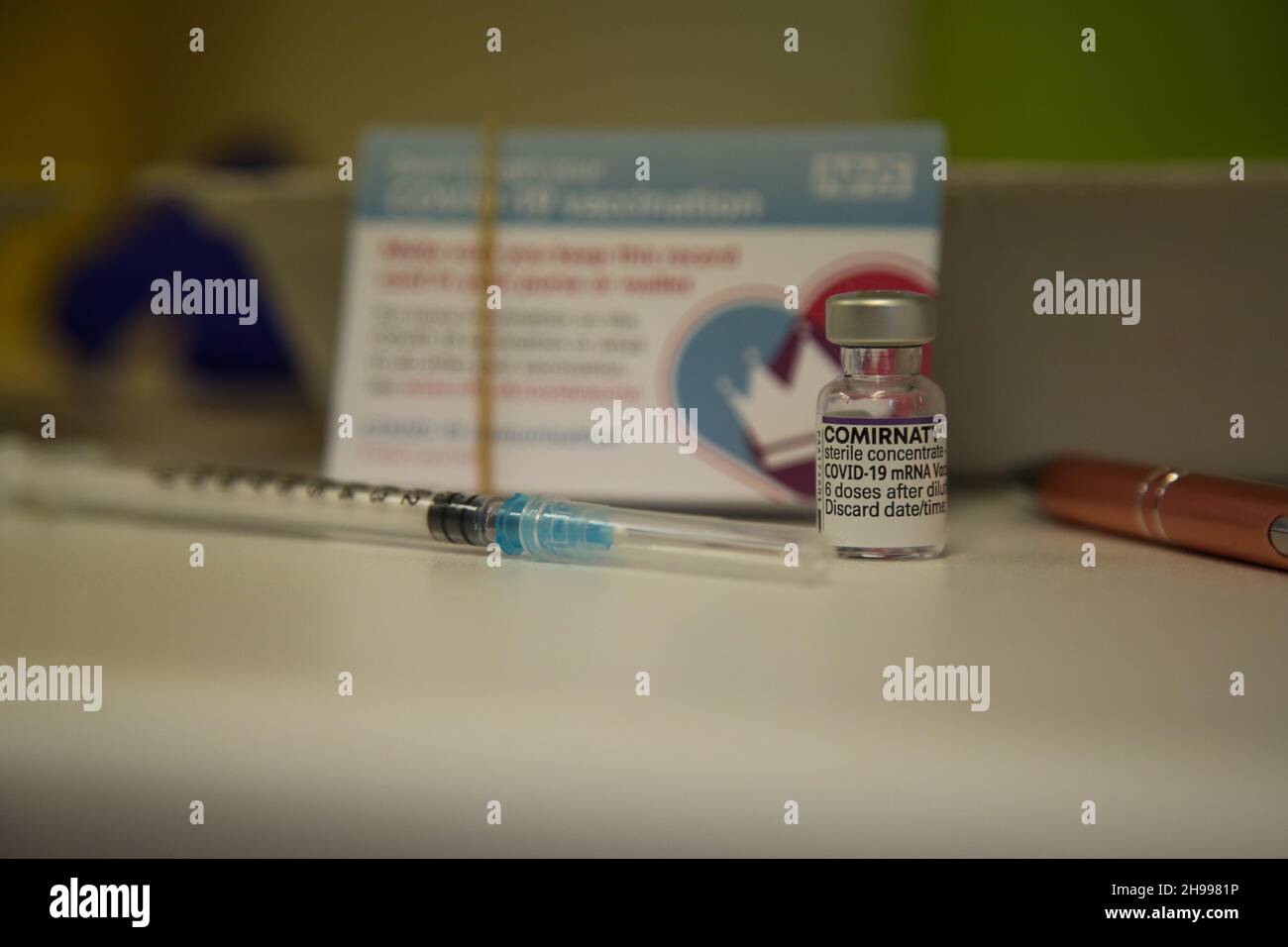 Londra, Regno Unito. 6 novembre 2021. Un flaconcino contenente il vaccino di richiamo Pfizer/BioNTech Covid-19.le persone sono sollecitate a ottenere il vaccino di richiamo Covid-19 per limitare la diffusione della variante Omicron. Credit: SOPA Images Limited/Alamy Live News Foto Stock