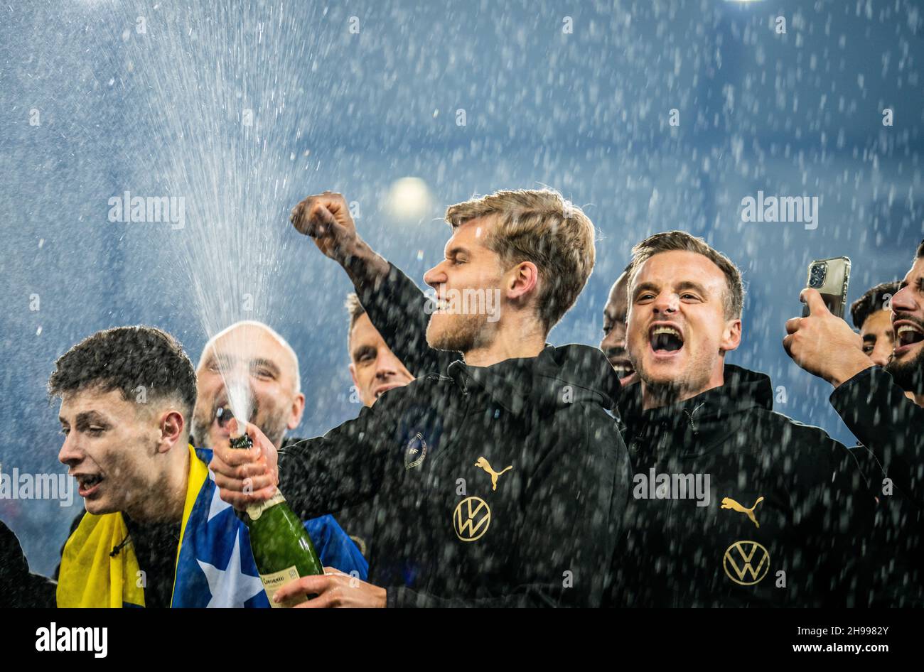 Malmoe, Svezia. 4 dicembre 2021. Felix Beijmo di Malmoe FF festeggia il campionato dopo la partita Allsvenskan tra Malmoe FF e Halmstad allo stadio Eleda di Malmoe. (Photo Credit: Gonzales Photo/Alamy Live News Foto Stock