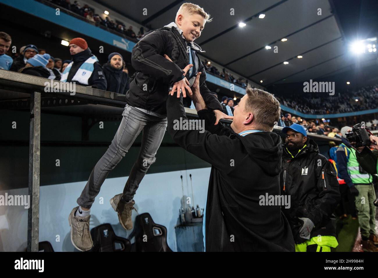 Malmoe, Svezia. 4 dicembre 2021. Il capo allenatore Jon Dahl Tomasson di Malmoe FF visto con suo figlio durante la celebrazione del campionato Allsvenskan partita tra Malmoe FF e Halmstad a Eleda Stadion a Malmoe. (Photo Credit: Gonzales Photo/Alamy Live News Foto Stock