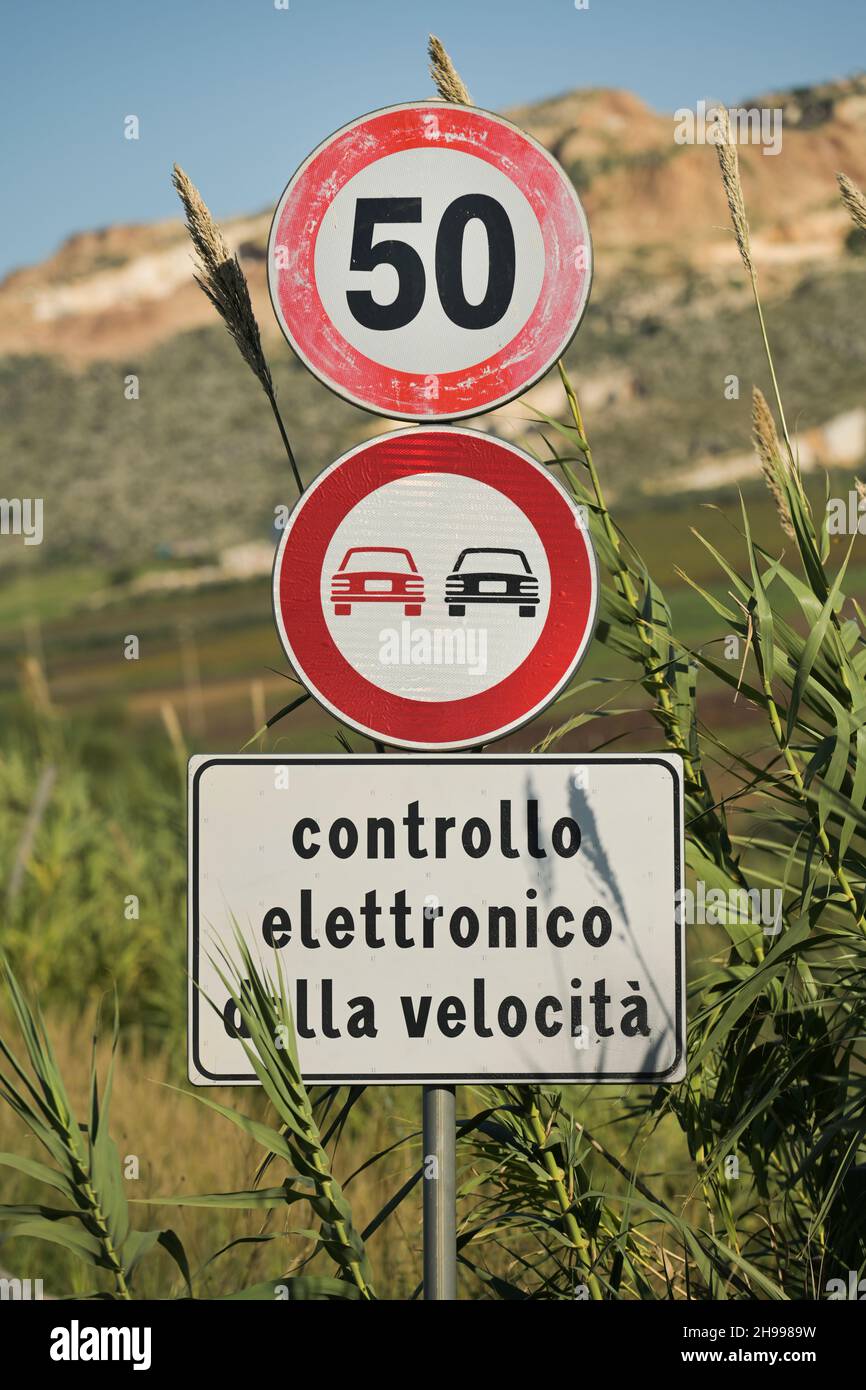 Schild, Geschwindigkeitsbegrenzung, Kontrolle, Sizilien, Italien Foto Stock