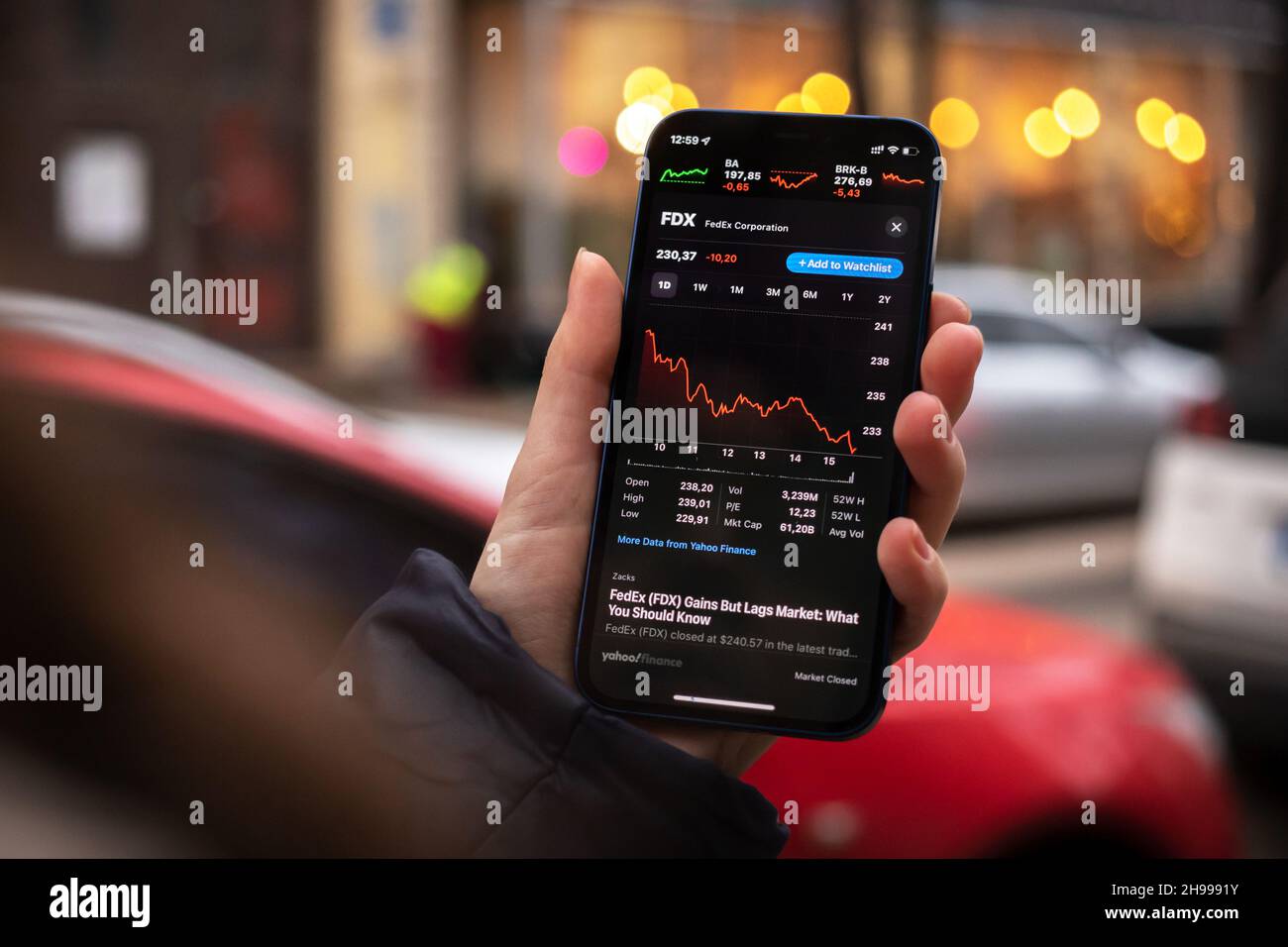 Kharkov, Ucraina - 1 dicembre 2021: Commercio di stock FedEx FDX. Grafici finanziari, investimenti, foto del concetto di digital banking. Smartphone con mercato azionario Foto Stock
