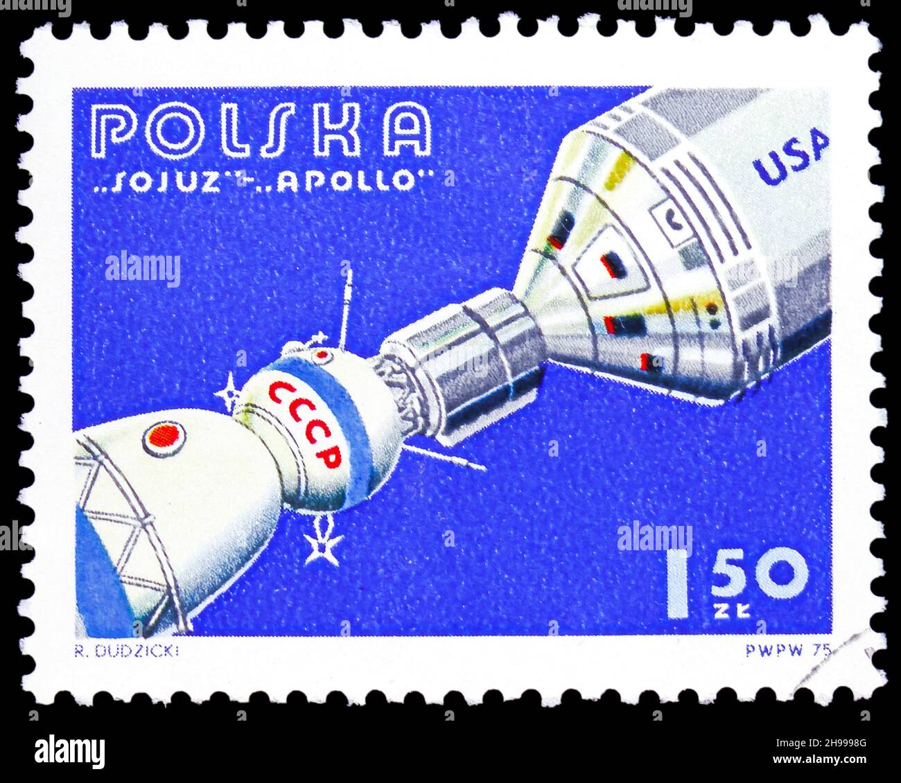 MOSCA, RUSSIA - 7 NOVEMBRE 2021: Francobollo stampato in Polonia mostra Apollo e Soyuz Linked in Space, Apollo Soyuz Space test project serie, circ Foto Stock