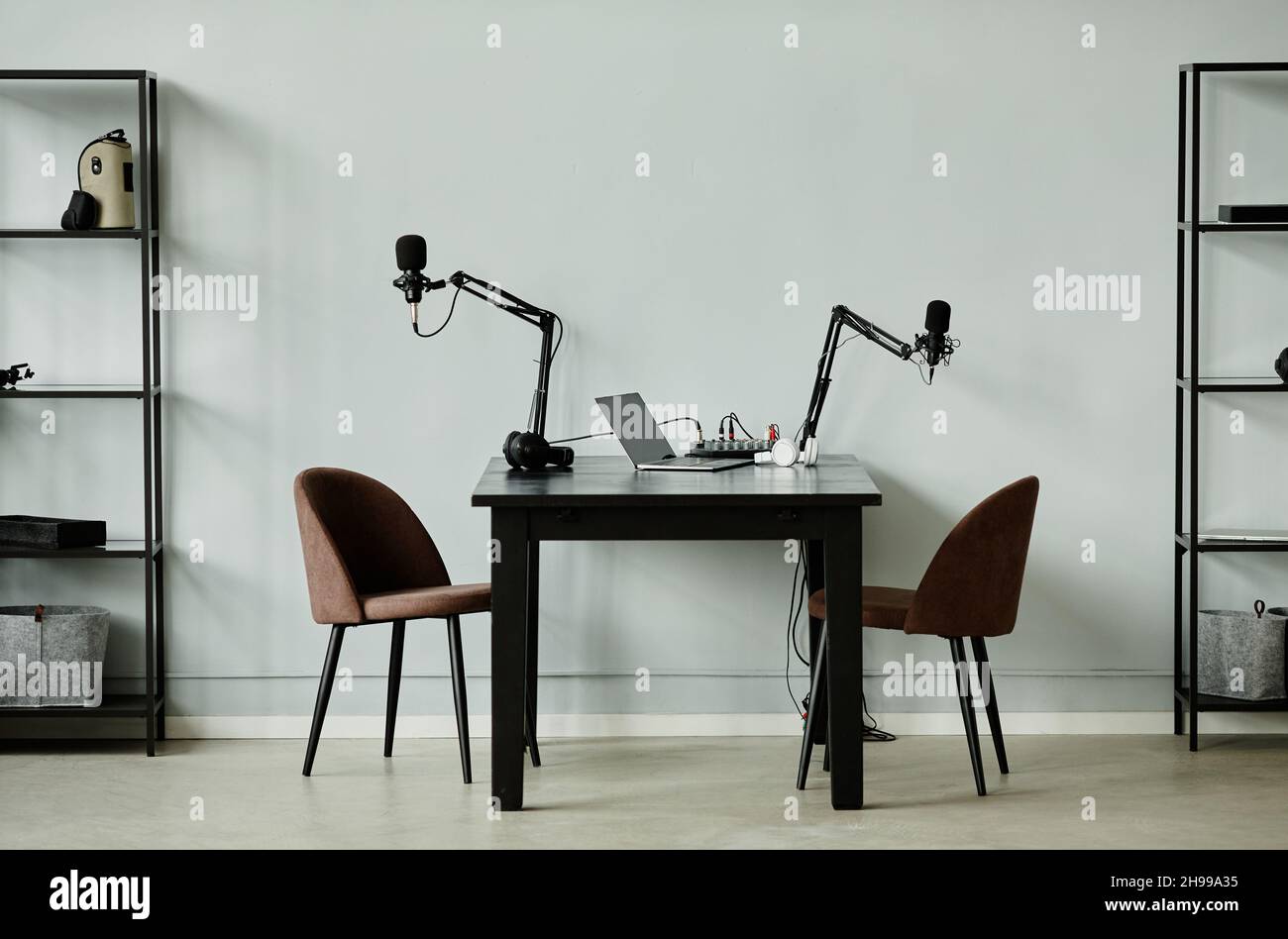 Immagine di sfondo minima dello studio di registrazione podcast con due sedie, spazio per la copia Foto Stock