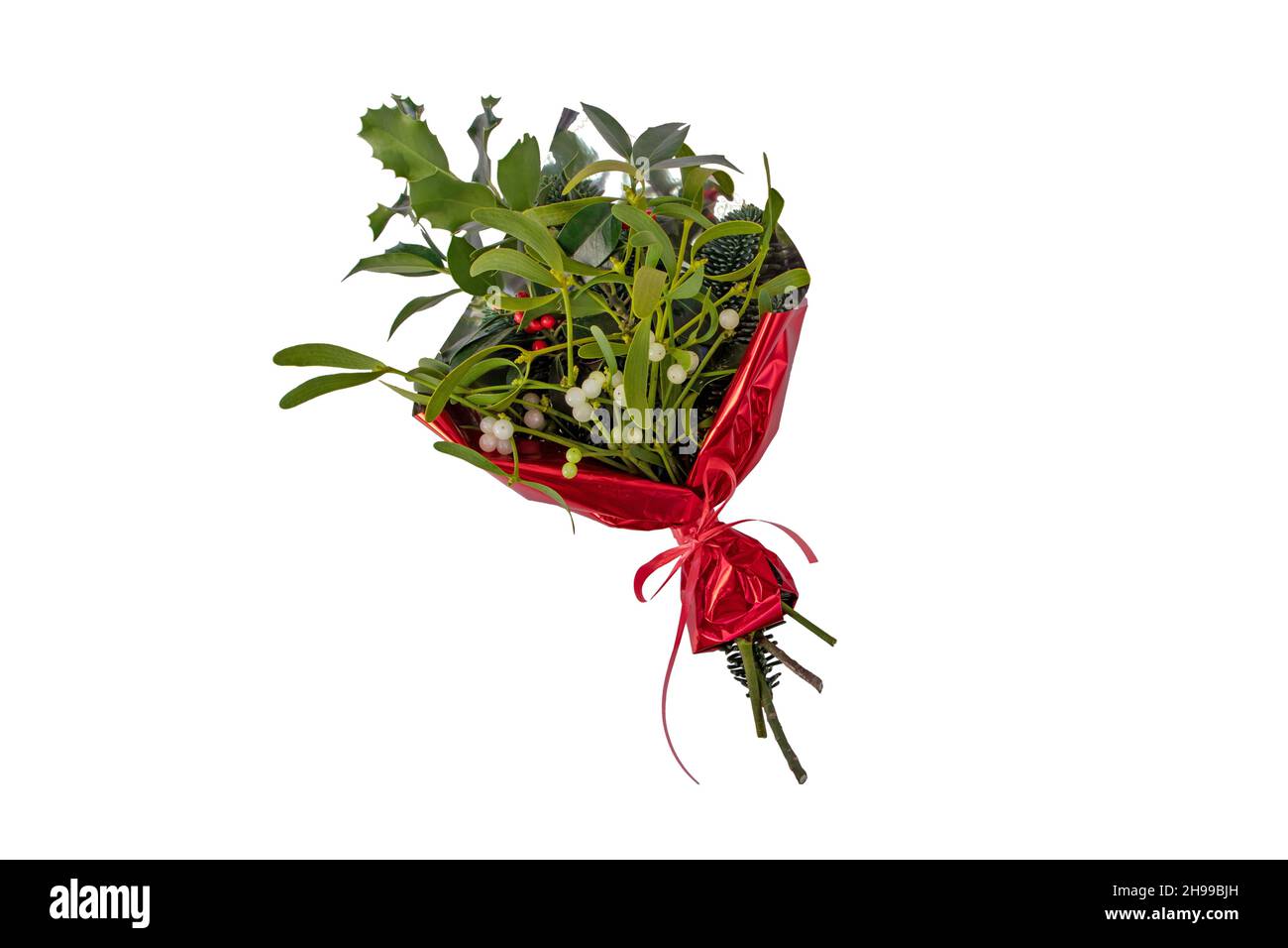 Bouquet di Natale agrifoglio, vischio e abete in rosso avvolgimento isolato su bianco Foto Stock