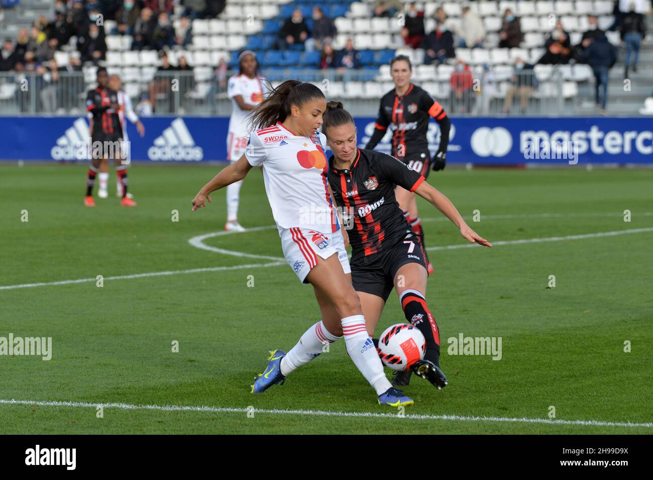 Delphine Cascarino (20 Lione) vede la sua croce bloccata da Marie Levasseur (7 FC Fleury 91) durante la partita francese femminile D1 Arkema tra Olympique Lyonnais e FC Fleury 91 presso il Groupama OL Training Center di Lione, Francia. Lyubomir Domozetski/SPP Foto Stock