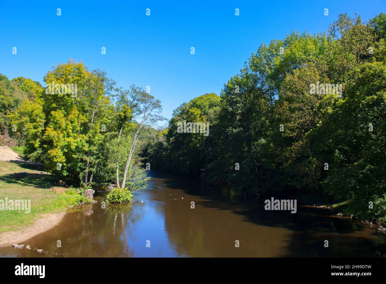 Vecchio ponte sul fiume Vezere in Francia Foto Stock