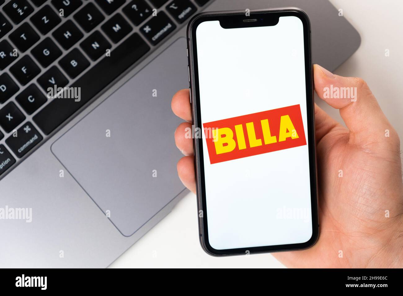 Billa applicazione mobile di catene alimentari. Un'app mobile per il pagamento e l'ordinazione di prodotti e merci online. Acquisto generi alimentari online Novembre 2021, San Francisco, USA Foto Stock
