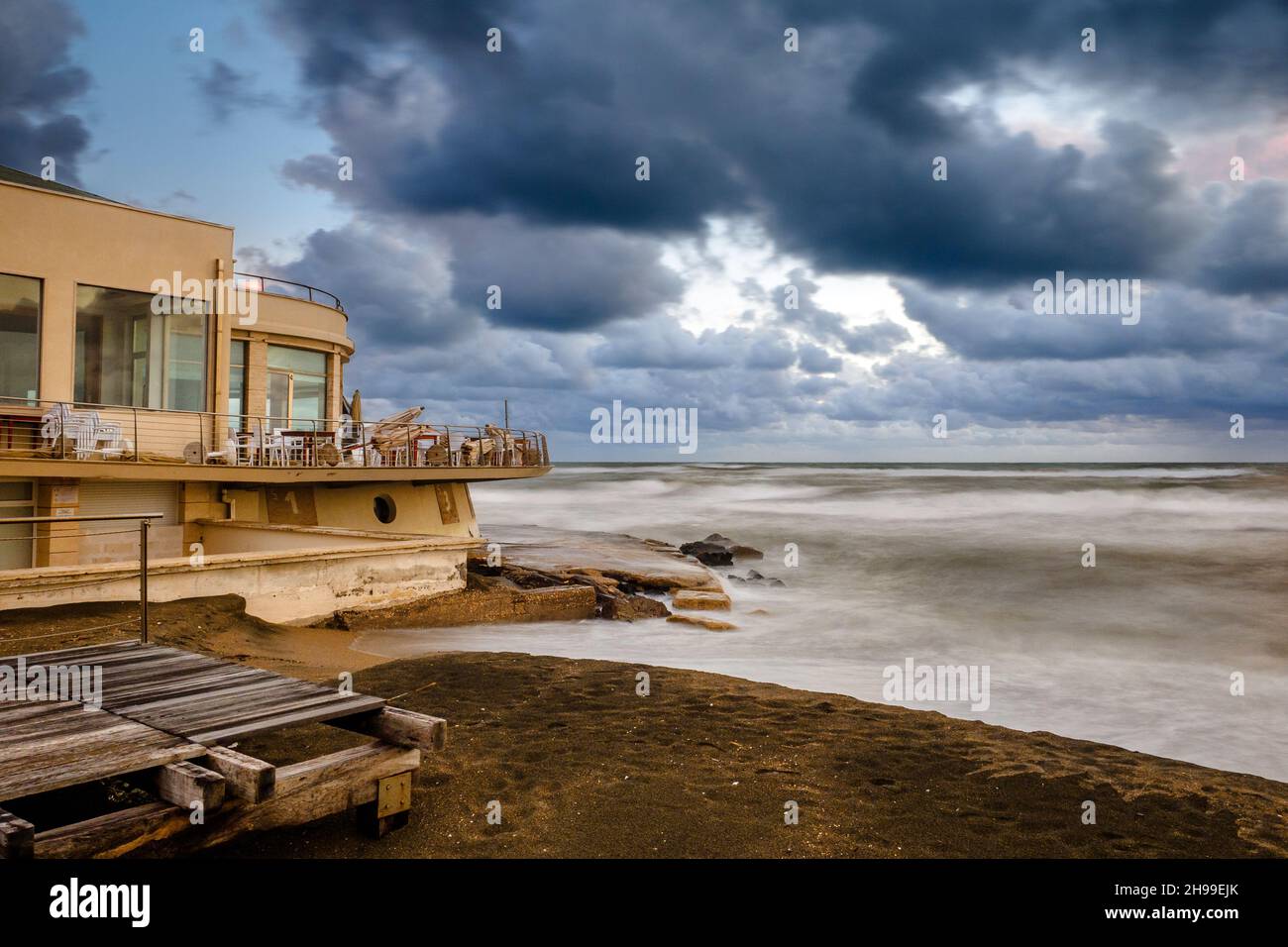 Vecchia Pineta Beach resort ristorante edificio a Ostia di fronte al mare tirrhenyan - Roma, Italia Foto Stock