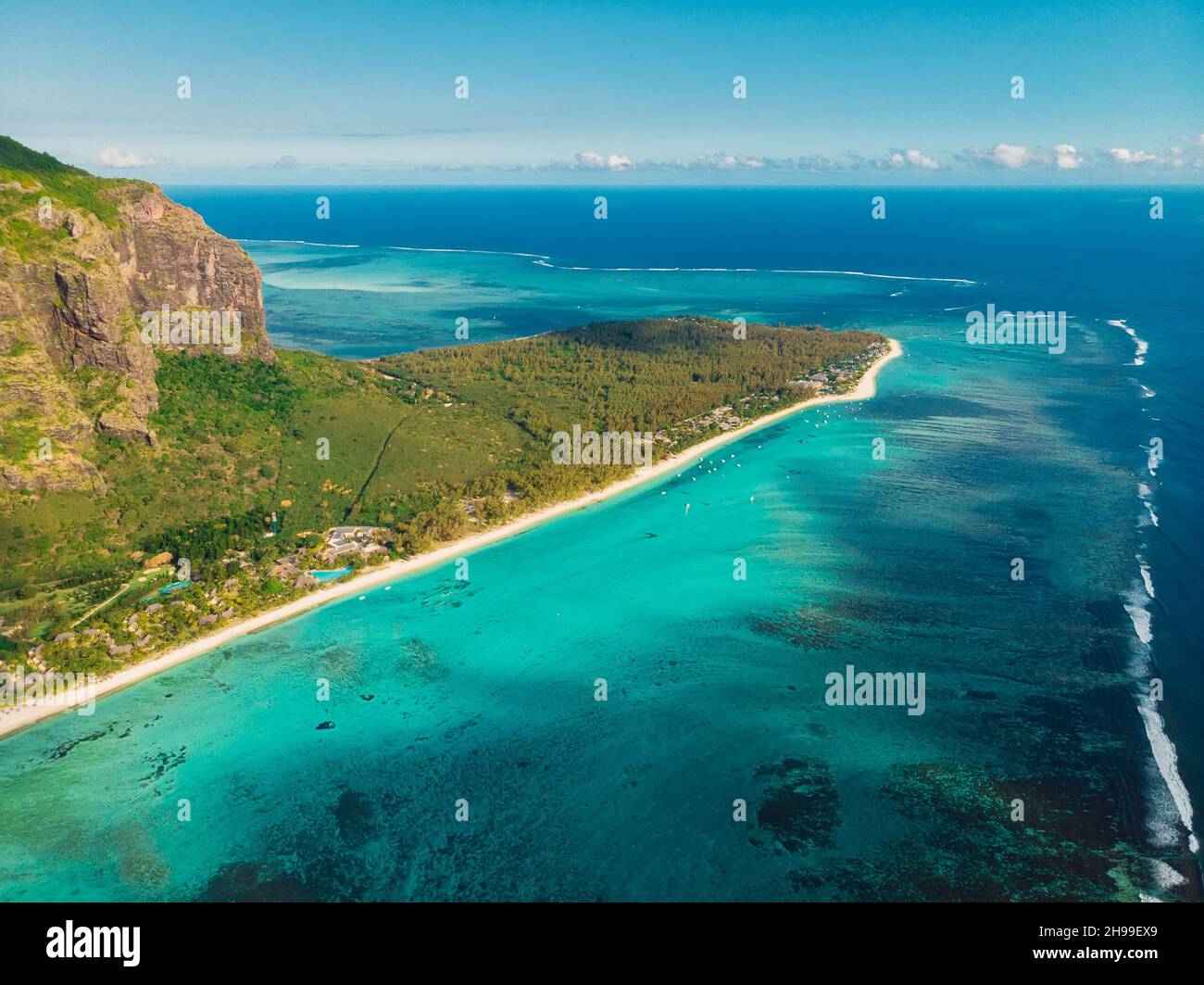 Spiaggia tropicale a Mauritius con oceano turchese. Vista aerea Foto Stock