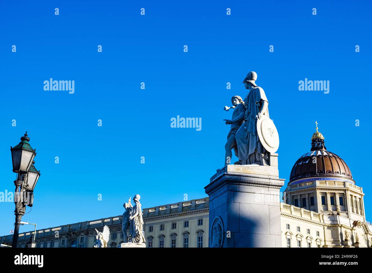 Sculture di fronte al Palazzo di Berlino, Berlino, Germania Foto Stock