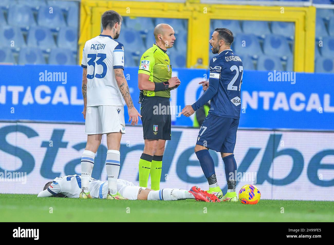 Genova, Italia. 05 dicembre 2021. Francesco ACERBI (Lazio), il Recheree della partita Michael Fabbri di Ravenna, FABIO QUAGLIARELLA (Sampdoria) durante UC Sampdoria vs SS Lazio, Campionato italiano di calcio A a Genova, Italia, Dicembre 05 2021 Credit: Independent Photo Agency/Alamy Live News Foto Stock