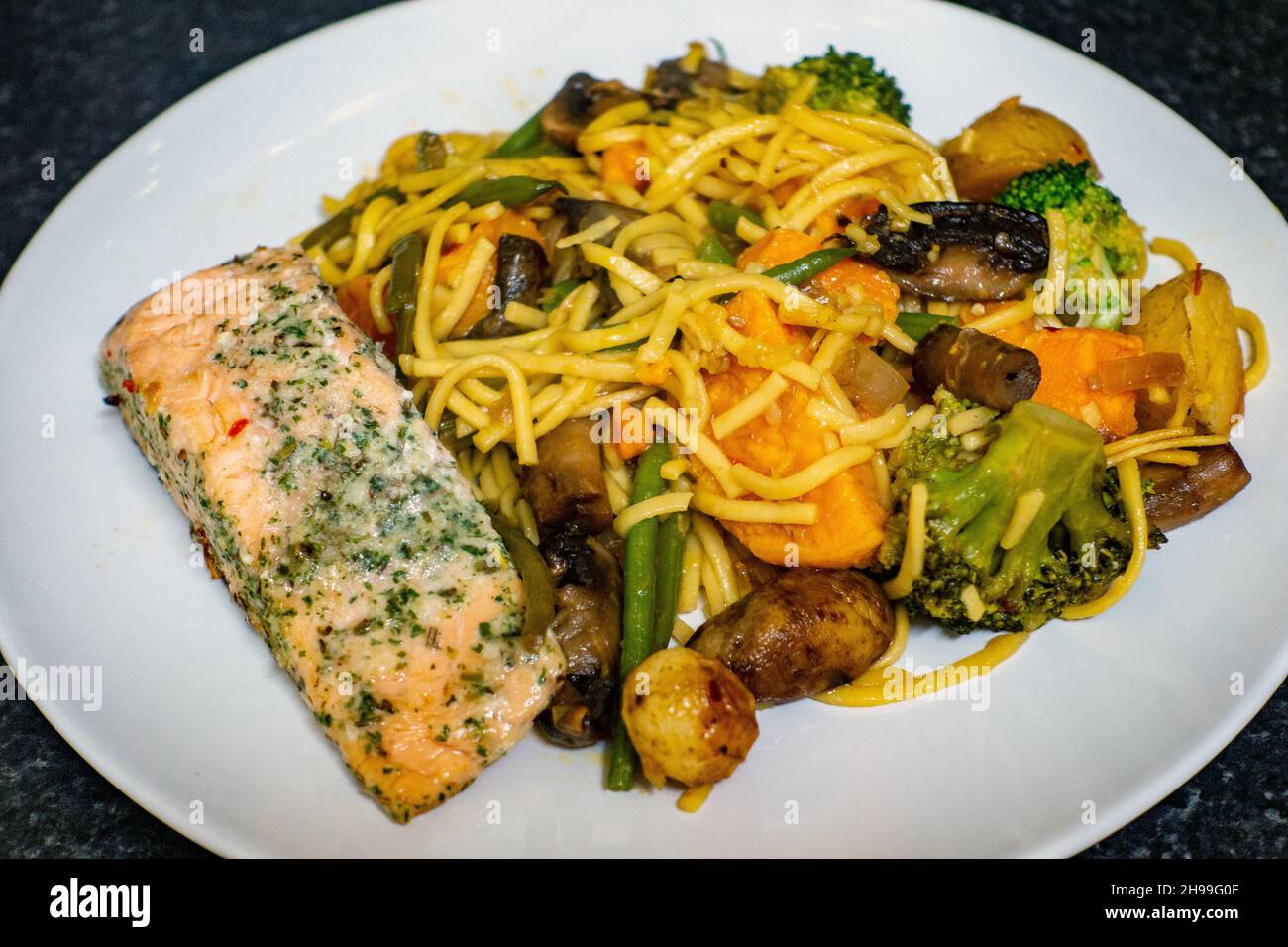Filetto di salmone con tagliatelle e mescolare verdure fritte Foto Stock