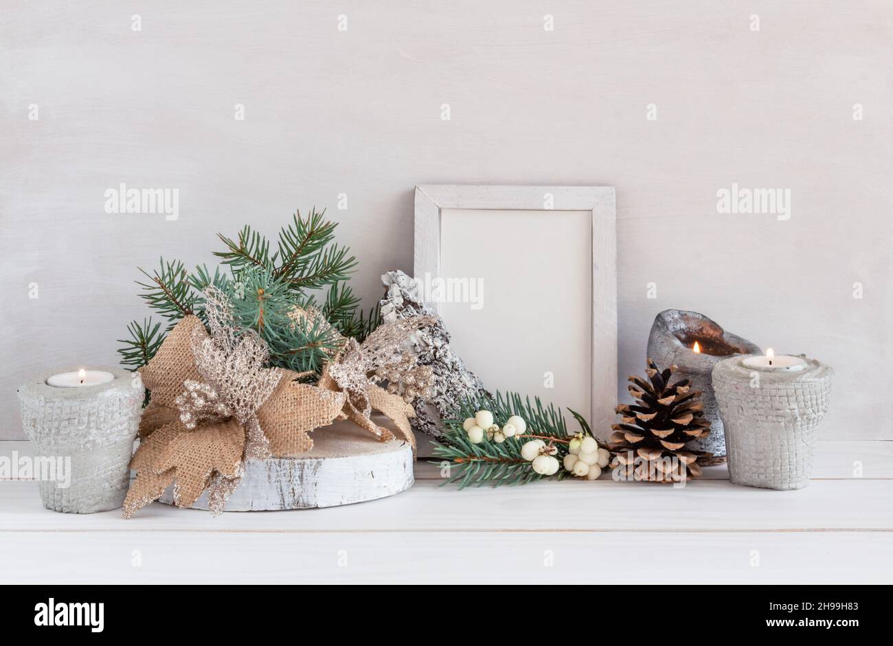 Decorazione di Natale, mockup cornice su un tavolo bianco, spazio copia Foto Stock
