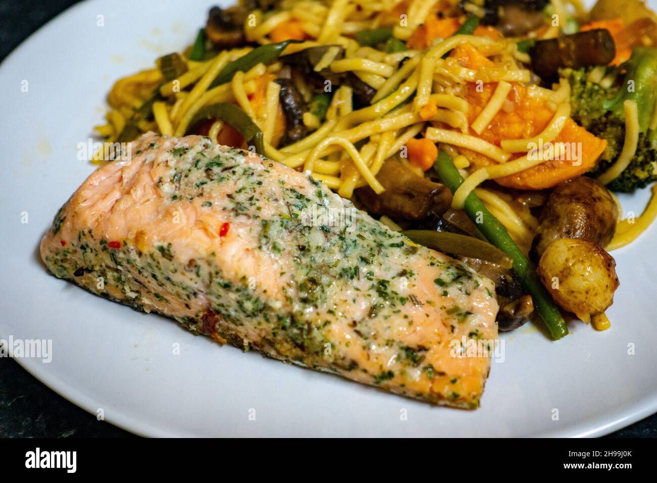 Filetto di salmone con tagliatelle e mescolare verdure fritte Foto Stock