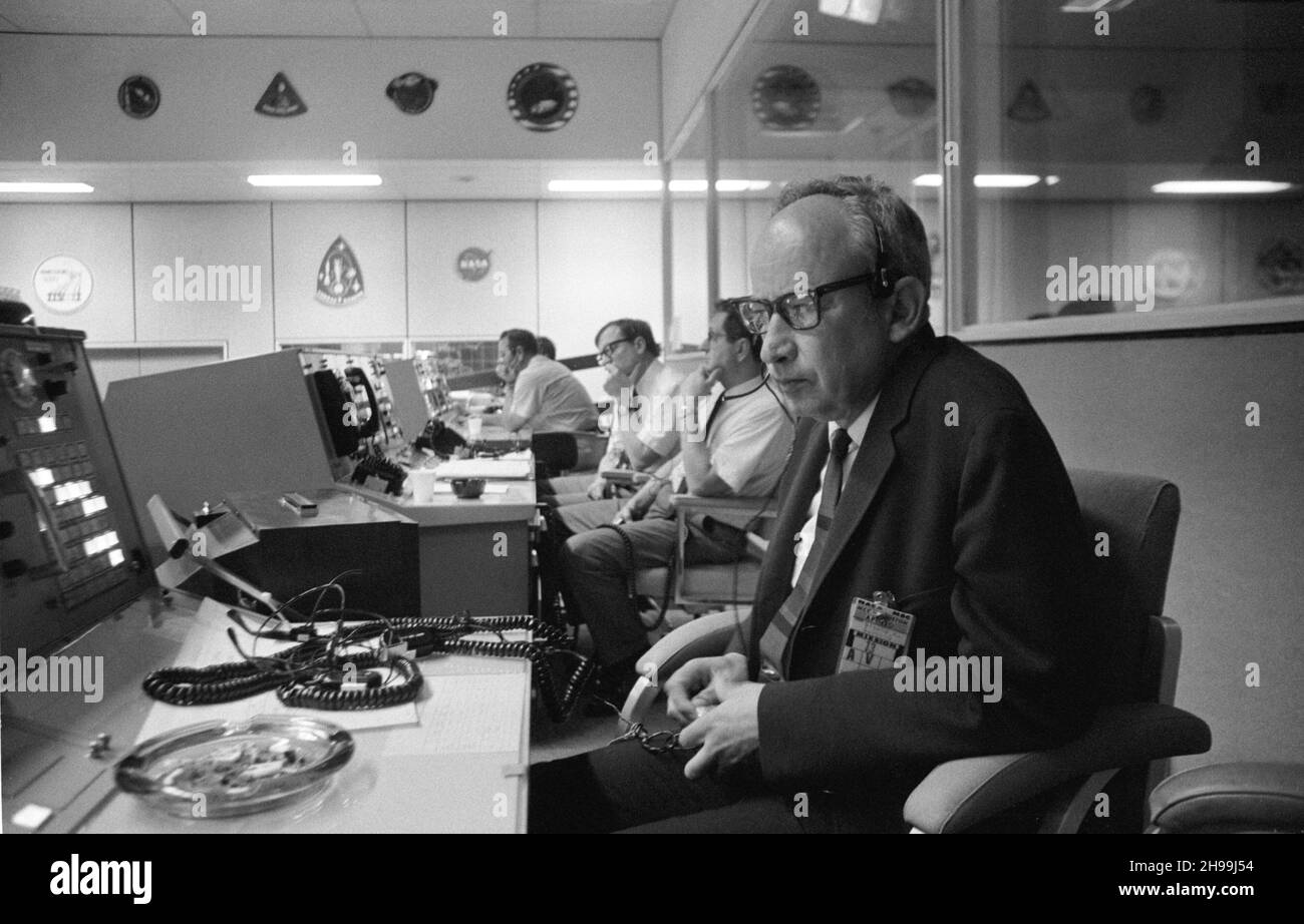 S70-34627 (11 aprile 1970) --- Sigurd A. Sjoberg, direttore delle operazioni di volo, presso il presidiato Centro Spacecraft (MSC), vede il liftoff Apollo 13 da una console nel Centro di controllo Missione MSC (MCC), edificio 30. L'Apollo 13 è stato rimosso alle 1:13 (CST) il 11 aprile 1970. Photo credit: NASA Foto Stock