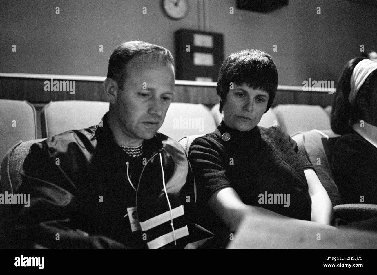 La sig.ra Mary Haise riceve una spiegazione del piano di volo rivisto della missione Apollo 13 dall'astronauta Gerald P. Carr nella sala di osservazione del Centro di controllo Missione (MCC), edificio 30, presso il Centro spaziale presidiato (MSC). Suo marito, l'astronauta Fred W. Haise Jr., pilota del modulo lunare per la missione Apollo 13, stava unendo i membri dell'equipaggio, gli astronauti James A. Lovell Jr., e John L. Swigert Jr. Nel fare la correzione nel loro veicolo spaziale dopo la scoperta di un guasto di cella di ossigeno parecchie ore prima. Foto Stock