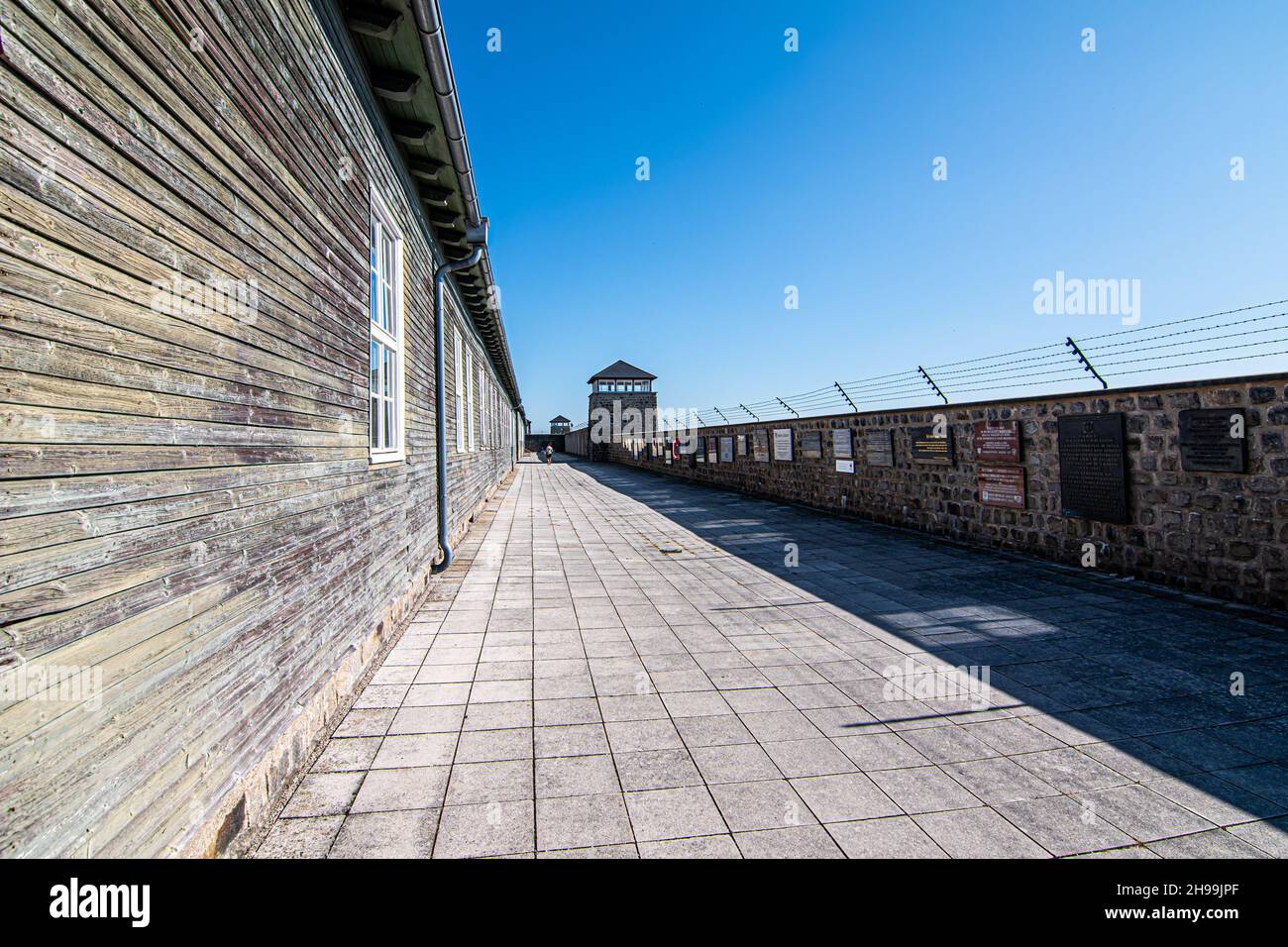 Caserme e mura del campo di concentramento di Mauthausen dall'interno Foto Stock